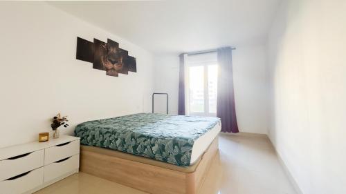 une chambre blanche avec un lit et une commode dans l'établissement nice two rooms, à Nice