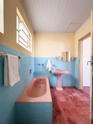 a bathroom with a pink tub and a sink at Casa da Marquesa - Diamantina - MG in Diamantina