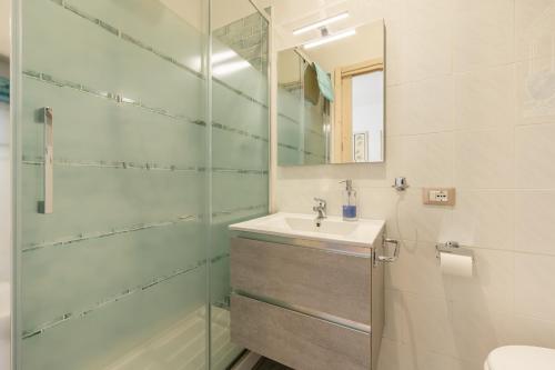 a bathroom with a sink and a shower at Bed and Breakfast Mea Familia in Vinci