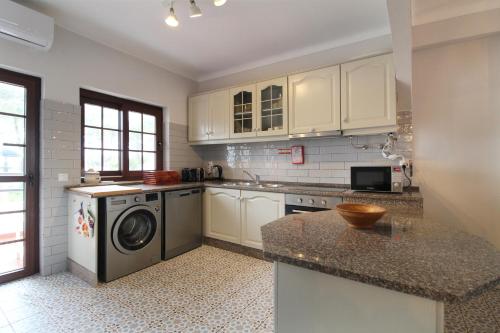 Dapur atau dapur kecil di Safira T2 com terraço