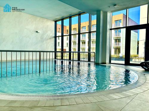 Bazén v ubytovaní Pod Brzozami Apartamenty Let's Sea Gąski alebo v jeho blízkosti