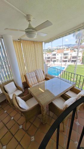 Apartamento en primera línea de playa con solarium, gran terraza acristalada y 2 piscinas
