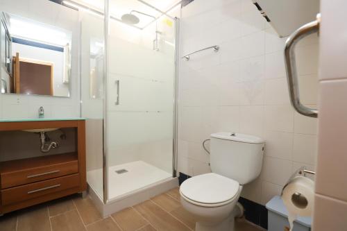 un bagno con wc e doccia di DIFFERENTFLATS Rubens a Salou