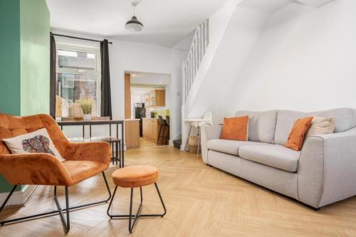 a living room with a couch and two chairs at 10 Min to Beach Cheap Taxi to City FreeParking in Liverpool