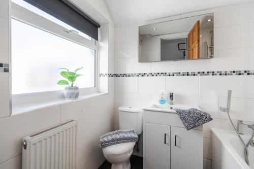 Bilik mandi di 10 Mins To Crosby Beach Ensuite Wc Parking