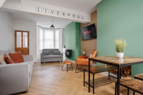a living room with a couch and a table at 10 Min to Beach Cheap Taxi to City FreeParking in Liverpool