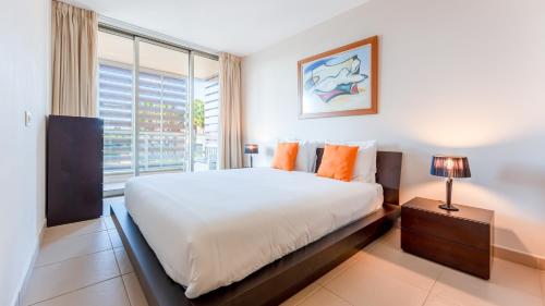 Seaside 3BDR Flat in Salgados with Pool by LovelyStay