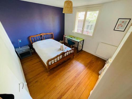 une chambre avec un lit et un parquet dans l'établissement Douce Halte en Famille - 379, à Sotteville-lès-Rouen