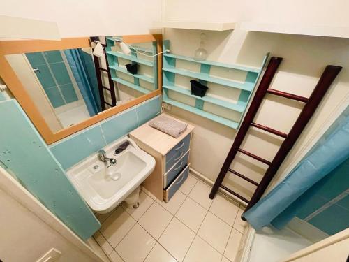 - une vue sur la salle de bains pourvue d'un lavabo et d'un miroir dans l'établissement Douce Halte en Famille - 379, à Sotteville-lès-Rouen