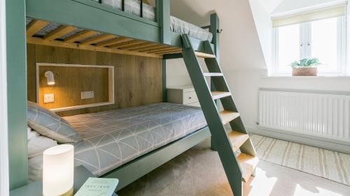 a bunk bed in a room with a bunk bed in a room at Swn y Mor Trefadog in Llanfaethlu