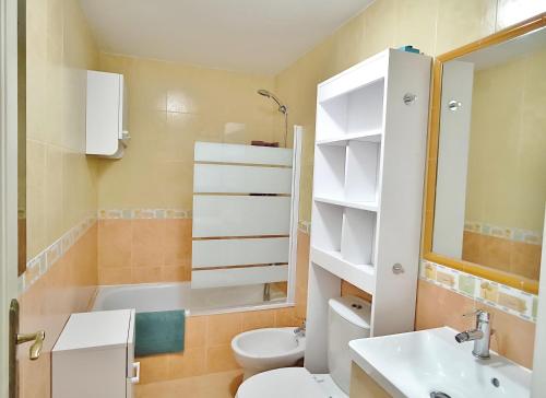 Et badeværelse på BS Apartamento Buenavista Playa estancia min 6 noches A 2 minutos de la playa