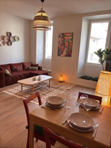 un salon avec une table et un canapé dans l'établissement L'hacienda au coeur de La Roche sur Foron, à La Roche-sur-Foron