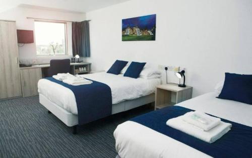 Кровать или кровати в номере Crown Luxury Camp