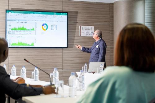 a man giving a presentation in front of a group of people at Azalaï Hôtel Abidjan in Abidjan