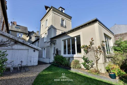 une vue extérieure d'une maison avec cour dans l'établissement Family Stay - In the Heart of Honfleur 8 guests Private Garden, à Honfleur