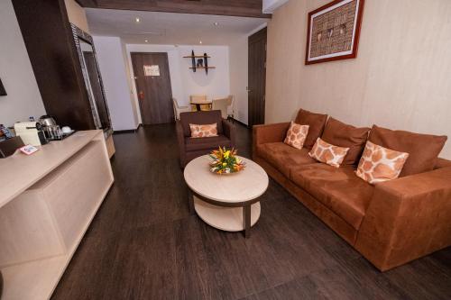 a living room with a couch and a table at Azalaï Hôtel Abidjan in Abidjan