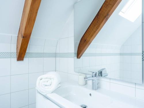 une salle de bain avec un lavabo et des toilettes dans l'établissement Villa néo-bretonne 5p, 120m², 8 pers, à 600m de la plage, jardin, Wifi, animaux acceptés, 3* - FR-1-477-6, à La Trinité-sur-Mer