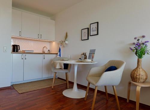 Una cocina con una mesa y sillas en una habitación. en Nautic 107, en Cuxhaven