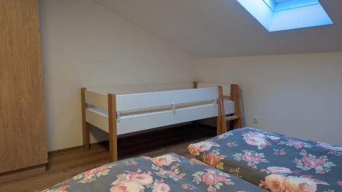 a bedroom with a bunk bed and a window at Heu und Himmel Loft in Innsbruck