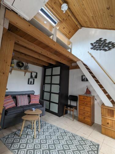 un salon avec un canapé et une table dans l'établissement oasis, à Vitry-sur-Seine