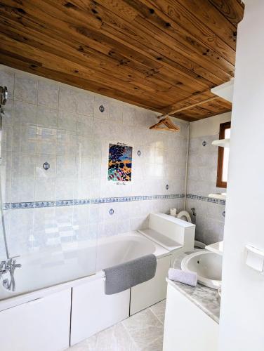 une salle de bain blanche avec une baignoire et un lavabo dans l'établissement oasis, à Vitry-sur-Seine