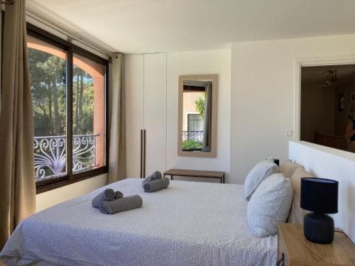 une chambre avec un grand lit avec des serviettes dessus dans l'établissement Maison vue mer avec piscine sur la Côte d'Azur, à Théoule-sur-Mer