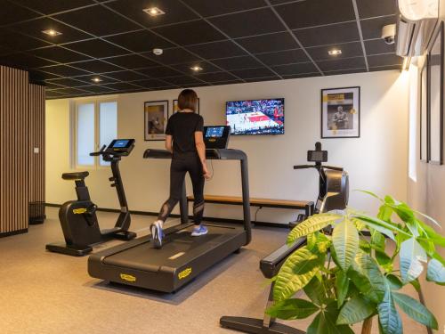 a person on a treadmill in a gym at ibis Styles Le Puy en Velay in Le Puy en Velay