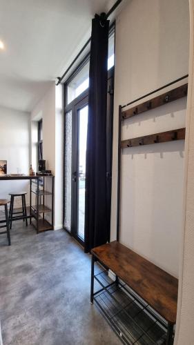 une chambre avec un lit superposé et une table dans l'établissement Studio Machy - Centre-Ville et Parking Gratuit, à Bourbourg