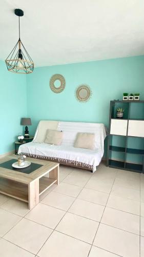 Un dormitorio con una cama y una mesa de café. en Appartement TiLagon, en Cul de Sac