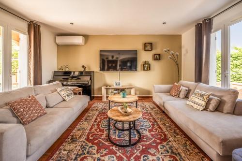 un salon avec un canapé et une table dans l'établissement L'Occitane ~ Piscine ~ Climatisation ~ Parking, à Carcassonne