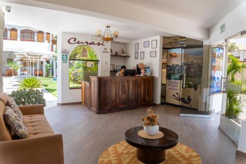 un vestíbulo de una tienda con mesa de centro en Hotel Curasi, en Ica