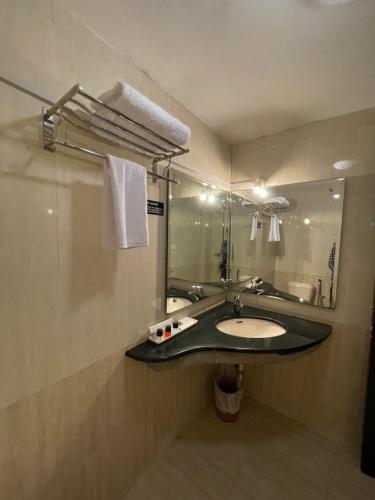 un baño con lavabo y espejo en Shangrila Hotels & Resorts Changla Gali, en Abbottābād