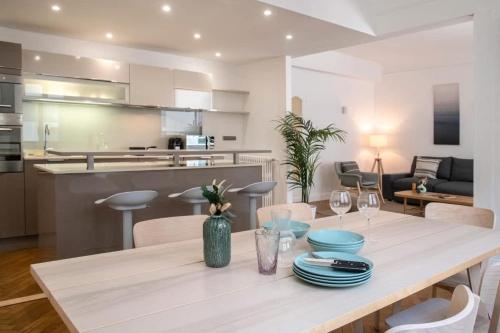 une salle à manger et une cuisine avec une table et des chaises dans l'établissement Le Palais Madrid, à Cannes