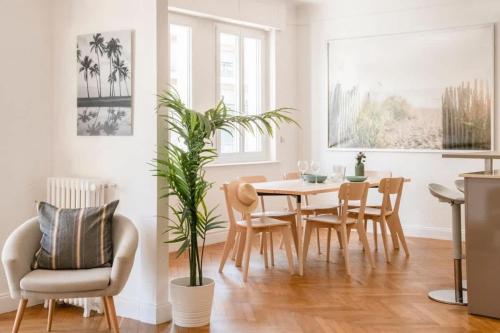une salle à manger avec une table et des chaises dans l'établissement Le Palais Madrid, à Cannes