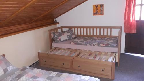 Ein Bett oder Betten in einem Zimmer der Unterkunft Šípková chalupa