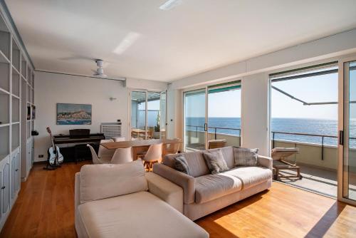Ruang duduk di Sea Side Home Sanremo vista mare