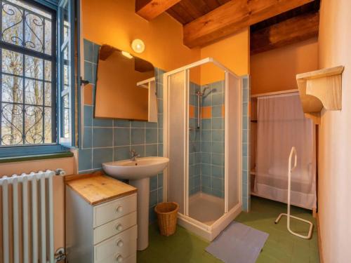a bathroom with a sink and a shower at Agriturismo La Rovere - Casale De Rovere in Cossano Belbo