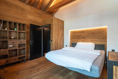 Giường trong phòng chung tại Central, Luxury, Chalet-Style Penthouse Apartment