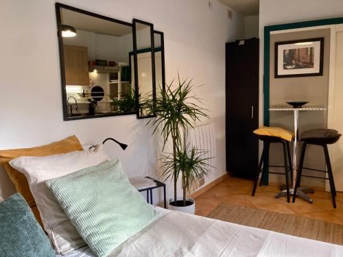 Posteľ alebo postele v izbe v ubytovaní AUX 4 LOGIS Appart-hotel - Studio Le City - Petit déjeuner inclus 1ère nuit