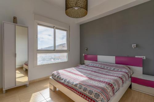 a bedroom with a bed and a window at Apartamento Aire Mediterráneo R&R in Aguadulce