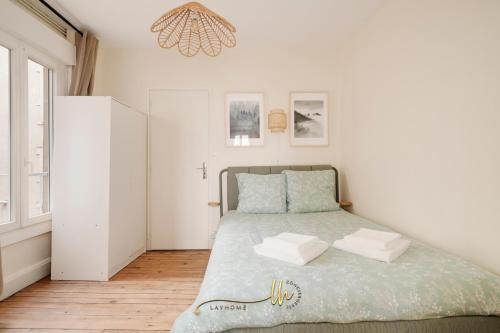 une chambre avec un lit dans une pièce blanche dans l'établissement Lumière & Calme - Le Repos d'Ingrid, à Nancy