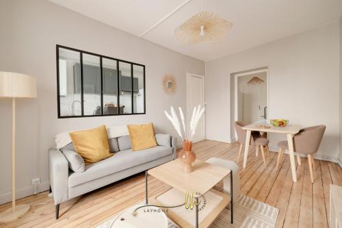 un salon avec un canapé et une table dans l'établissement Lumière & Calme - Le Repos d'Ingrid, à Nancy