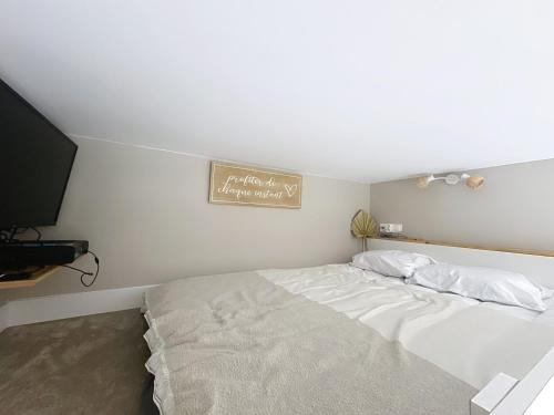 une chambre avec un lit et un panneau sur le mur dans l'établissement Cozy studio with garden and parking in Cannes, à Cannes