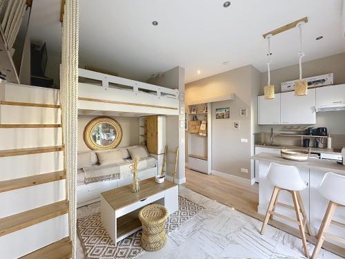 une chambre avec deux lits superposés et une cuisine dans l'établissement Cozy studio with garden and parking in Cannes, à Cannes