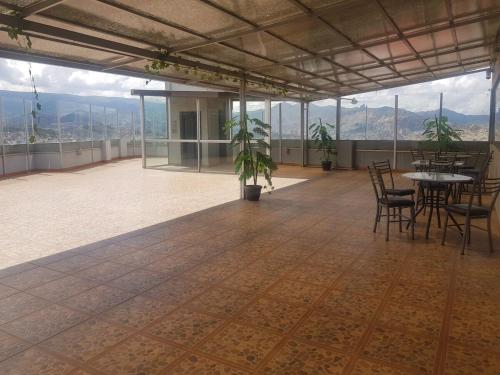 Pemandangan gunung umum atau pemandangan gunung yang diambil dari apartmen
