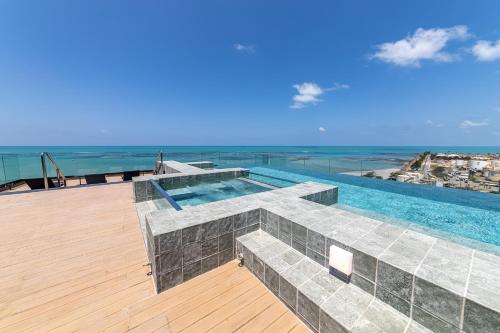 a swimming pool on the roof of a house at New Time 715 - Luxo à beira-mar da Pajuçara in Maceió