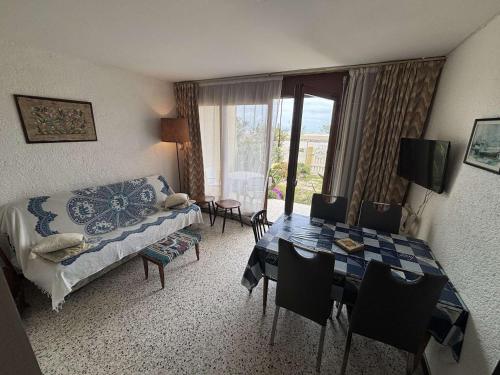 un salon avec une table et un canapé dans l'établissement Appartement 2P 5 Couchages avec Terrasse et Parking - Port-la-Nouvelle - FR-1-229C-159, à Port-la-Nouvelle