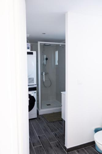 une salle de bain avec douche et toilettes dans l'établissement La Tour Penchée, à Oye-Plage