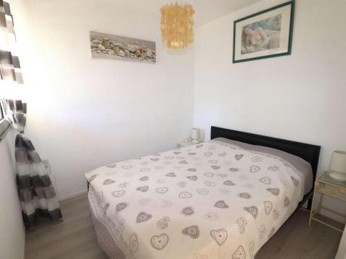 une chambre avec un lit dans une pièce dans l'établissement Appartement 2 Pièces, 4 Couchages, Parking Privatif, à 100m de la Mer et des Commerces - FR-1-307-48, au Grau-du-Roi