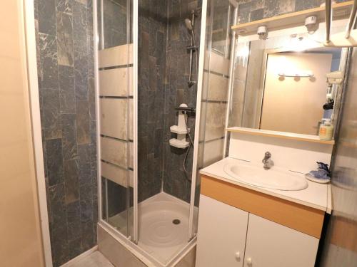 une salle de bain avec douche et lavabo dans l'établissement Appartement 2 Pièces, 4 Couchages, Parking Privatif, à 100m de la Mer et des Commerces - FR-1-307-48, au Grau-du-Roi